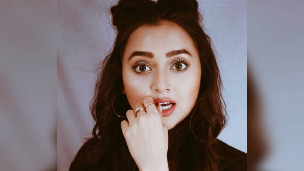 তবে তেজস্বী শিল্পা-মহলের কোপে পড়েছেন আরও একটি কারণে। তাঁদের অভিযোগ, শমিতাকে প্রকাশ্যেই তাঁর বয়স নিয়ে খোঁটা দিয়েছেন তেজস্বী। 