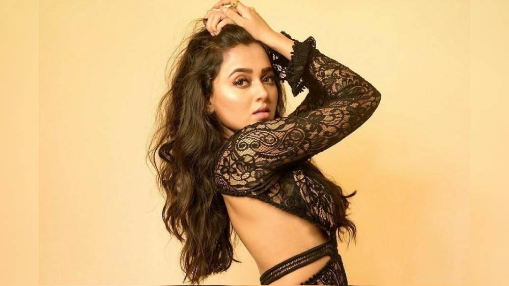 তার জেরেই বিপাশা বসু, গওহর খান-সহ বলিউডের অনেকে তেজস্বীর বিগ বস বিজেতা হওয়া নিয়ে বিস্ময় জানিয়েছেন। তাঁদের বক্তব্য, যাঁর ন্যূনতম বিনয়বোধ নেই, মোটেই ভদ্রতার ধার ধারেন না, সেই মেয়ে কী ভাবে একটি প্রতিযোগিতায় জেতেন! 