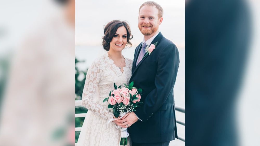 বিয়েটা জাঁকজমক করেই হয়েছিল নিকোল এবং হাইঞ্জের। অতিথিদের জন্য গেস্টবুক নয়, আন্টার্কটিকার মানচিত্রে স্বাক্ষরের ব্যবস্থা করেছিলেন দু’জন। জামার বোতামে ম্যাকমার্ডো স্টেশনের আকৃতিও খোদাই করে নিয়েছিলেন হাইঞ্জ। ছিল ‘হাট পয়েন্ট’-এর আদলে একটি খুদে ঘরও। তাতে বিয়ের আমন্ত্রণপত্র জমা রেখেছিলেন অতিথিরা।