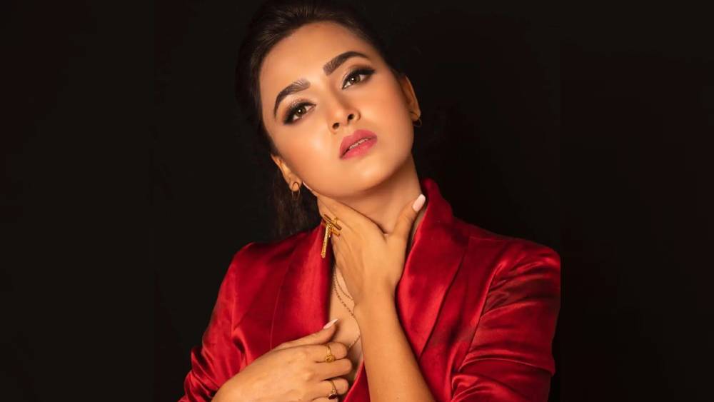 তেজস্বীর  নিন্দকেরা এমনও জানতে চেয়েছেন, এই মেয়েকে বিজেতা বানিয়ে কি ওঁর স্বভাবকেই সমর্থন করা হল না? এমন দুর্বিনীত একজনকে ‘রোল মডেল’ বানানোর চেষ্টা করা হল না? একযোগে তাঁরা এ-ও বলেছেন যে, বিষয়টি নিতান্তই লজ্জার। 