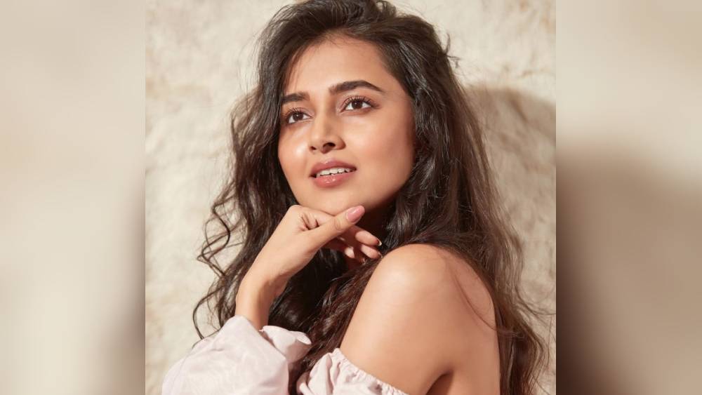 কিন্তু যাঁকে নিয়ে এই বিতর্ক সেই তেজস্বী কে? কী ভাবেই বা একজন টেলিভিশন অভিনেত্রী থেকে বিগ বসের মতো কঠিন প্রতিযোগিতায় বিজেতা হিসেবে তাঁর উত্থান?