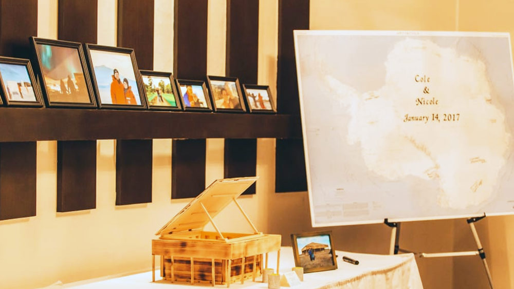 সম্প্রতি বিয়ের পাঁচ বছর ধুমধাম করে কাটিয়েছেন নিকোল-হাইঞ্জ। আজকাল নিউ ইয়র্কে থাকেন তাঁরা। আন্টার্কটিকার বন্ধুদের সঙ্গেও যোগাযোগ রয়েছে দম্পতির। নিকোলের কথায়, ‘‘আন্টার্কটিকাকে কী করে ভুলব? ওখানেই তো আমরা প্রেম খুঁজে পেয়েছি!’’