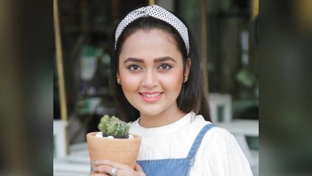 তেজস্বীর ‘বায়োডাটা’ বলছে, ২৮ বছর বয়স হলেও ভারতীয় টিভি-র বিনোদন জগতে তাঁর বিচরণ গত ১০ বছর ধরে। ১৮ বছর বয়স থেকেই অভিনয় করছেন। যদিও ছোটবেলায় একজন ধ্রূপদী সঙ্গীতের গায়িকা হওয়ার প্রশিক্ষণ নিয়েছিলেন তেজস্বী।