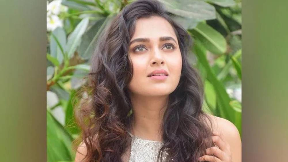 মরাঠি পরিবারে জন্ম। পরিবারের প্রত্যেকেই কোনও না কোনও ভাবে গানের জগতের সঙ্গে যুক্ত। বাবাও পেশাদার গায়ক। তাই তেজস্বীও ভেবেছিলেন তিনি গায়িকা হবেন। কিন্তু কলেজের প্রথম বর্ষে মত বদলান।