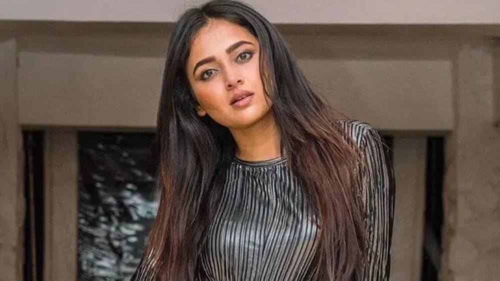 কলেজর সোশ্যালে সৌন্দর্য প্রতিযোগিতায় জিতেছিলেন। তাতে উৎসাহ পেয়ে আরও একটি সৌন্দর্য প্রতিযোগিতায় অংশ নেন। সেটি অবশ্য কলেজের নয়। পুরদস্তুর নিয়ম মেনে হওয়া বাণিজ্যিক সাহায্যপ্রাপ্ত প্রতিযোগিতা। তাতেও জিতে যান তেজস্বী। 