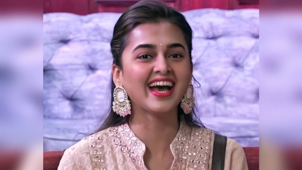 সেই প্রস্তাবের জেরেই ২০১২ সালে একটি প্রথম সারির বেসরকারি চ্যানেলে ধারাবাহিকে অভিনয় শুরু করেন তেজস্বী। ধারাবাহিকটির নাম ‘২৬ ১২’। তার পর থেকে কাজের প্রস্তাবে ভাটা পড়েনি। গত ১০ বছরে ১৫টি টিভি শোয়ে দেখা গিয়েছে তাঁকে। এর মধ্যে বিগ বস নিয়ে পাঁচটি রিয়্যালিটি শো।