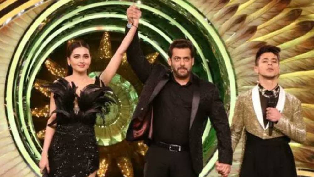 তবে এই আপাত বিতর্কহীন, সে ভাবে আলোচিত-না-হওয়া কেরিয়ার নিয়ে তেজস্বী বিগবসের মতো কঠিন প্রতিযোগিতায় জিতে যাবেন , তা বোধ হয় তিনি নিজেও ভাবতে পারেননি । 