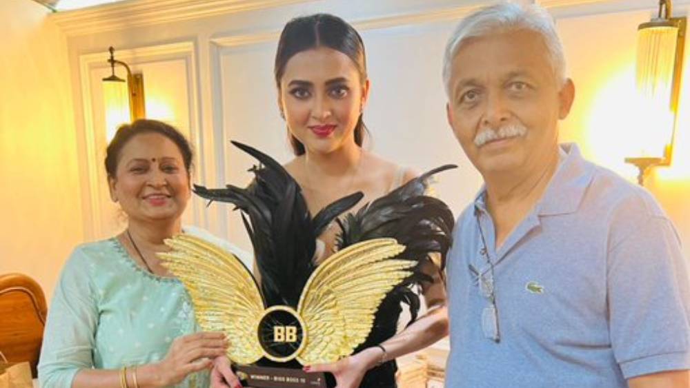 তাই বিজেতার ট্রফি হাতে আসার পর টুইটারে লিখেছেন,  চার মাসের কঠিন চ্যালেঞ্জ পেরিয়ে অবশেষে স্বপ্ন সত্যি হল! তবে স্বপ্ন দেখলে, আর তার জন্য কারও পরোয়া না করে চেষ্টা করে গেলে যে তাকে সত্যি ছুঁয়ে দেখা যায় তা-ও  প্রমাণ করে দিয়েছেন তেজস্বী। 