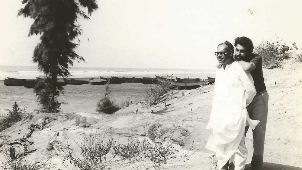 প্রণবেশ সেনের সঙ্গে লেখক।