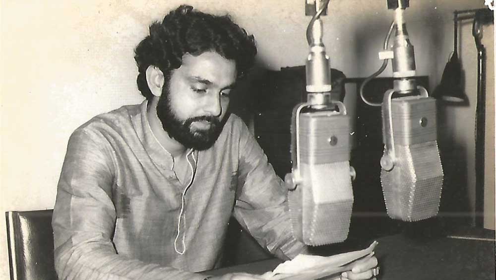 আকাশবাণীর নিউজরুমে লেখক।