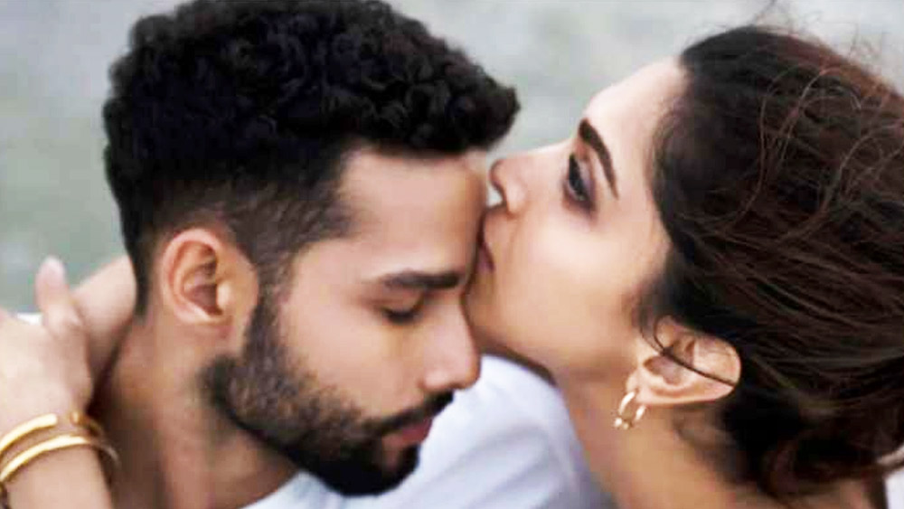 মনের গহনে থাকা মিছে কথার কতটা মূল্য চোকাতে হয়? সম্পর্কের টানাপড়েনে সাদা কথাটাও কি সব সময় সাফসুতরো ভাবে বলা যায়? কিসের টানে এক সম্পর্কের মাঝে অন্যটি মনে ঢুকে প়ড়ে? পরকীয়ার তকমা লেগে যাওয়া সে মনের খোঁজ কী ভাবে পাওয়া যায়? 