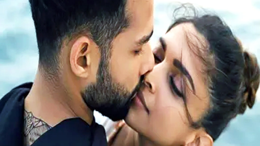 দীপিকাদের জীবনে এসেছেন নাসিরুদ্দিন শাহ এবং রজত কপূরের একাধিক জিজ্ঞাসাও। তাঁদের নয়া ছবি, ‘গেহরাইয়াঁ’-তে। যে ছবির যৌনদৃশ্যে ‘আনকোরা’ সিদ্ধান্তের সঙ্গে আদ্যন্ত সাবলীল দীপিকা।