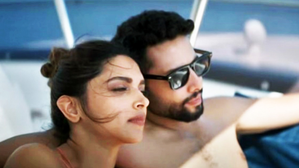 ‘গেহরাইয়াঁ’ নিয়ে একটি ওটিটি প্ল্যাটফর্মে এই প্রথম পা রাখছেন দীপিকা। ইতিমধ্যেই তার ট্রেলার মুক্তি পেয়েছে। সেখানে যেটুকু অংশ দেখা গিয়েছে, তাতেই প্রশংসা কুড়োচ্ছেন দীপিকা। 