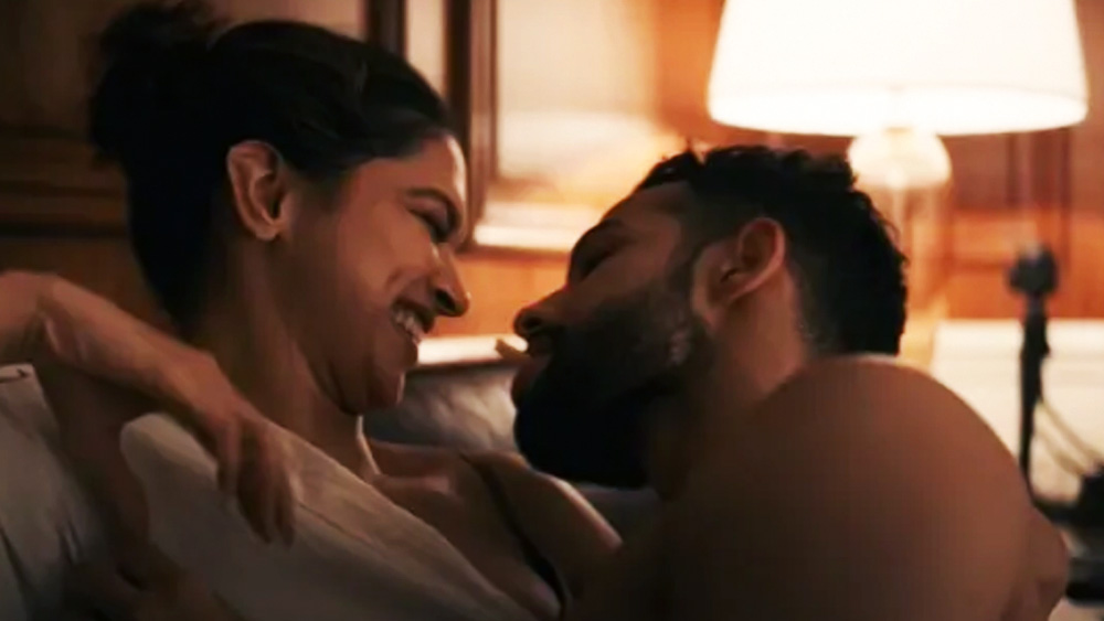 বাহবা কুড়োবেনই না কেন? তারকাসুলভ হাবভাব দেখিয়ে সিদ্ধান্তকে দূরে ঠেলে দেননি ১৫ বছর ইন্ডাস্ট্রিতে কাটানো দীপিকা। চরিত্রের খাতিরে যৌনদৃশ্যে অভিনয়। তাতেও নাকি তিনি বাধ্য ছাত্রীর মতো পরিচালকের সব কথা শুনে চলেছেন। 