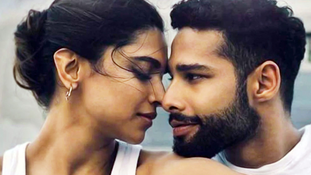 চরিত্রের টানাপড়েন দেখা গিয়েছিল শকুনের আগের ফিল্মেও। ‘কপূর অ্যান্ড সন্স’-এ মা-ছেলের সম্পর্ক, দুই ভাইয়ের মধ্যে টানাপড়েন বা স্বামী-স্ত্রীর মাঝে অন্য কারও অস্তিত্বের ছোঁয়া। পাক খাওয়া প্রশ্নগুলি বার বার ঘুরেফিরে এসেছে। এ বারও ‘গেহরাইয়াঁ’-তে তেমনই জাল বুনেছেন শকুন। তাতে সাহায্য করেছেন দীপিকারা। 