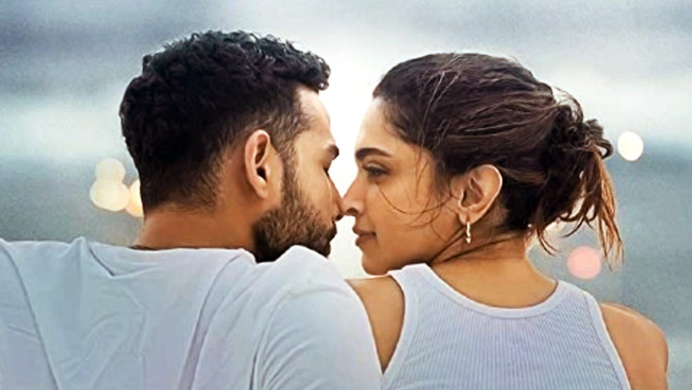 সম্পর্কে থাকা আলিয়া খন্না জড়িয়ে পড়েন তাঁরই তুতো বোনের প্রেমিকের সঙ্গে। এর পর থেকে তিন তিনটে জীবনে টানাপড়েনের শুরু। 