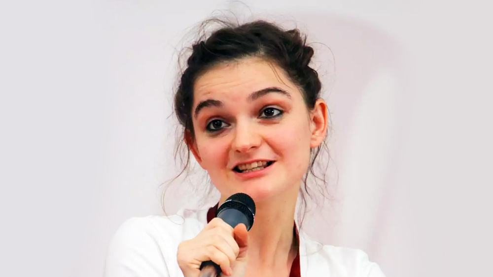 শকুনের এ ছবিতে যৌনদৃশ্যে অভিনয়ের জন্য আলাদা এক জন পরিচালক কাজ করেছেন। আদতে ইউক্রেনের নাগরিক দর গই। তবে বলিউডে কাজের সূত্রে এ দেশে থাকতে হচ্ছে। বলিউডে ‘ইন্টিমেসি ডিরেক্টর’ বলেই নাম কিনেছেন তিনি। নেটফ্লিক্সে দেখা গিয়েছে তাঁর কাজ— ‘তিন অউর আধা’।