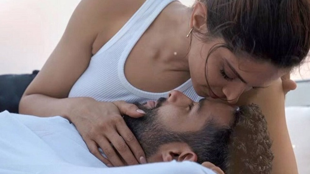 দীপিকা এবং সিদ্ধান্তকে কী ভাবে কাজে লাগিয়েছেন দর? তিনি বলেন, ‘‘যৌনদৃশ্যে অভিনয়ের সময় দীপিকা এবং সিদ্ধান্তকে দিয়ে কাজ করানোর সময় এমন কয়েকটি কৌশল নিয়েছিলাম যাতে এমন পথে কাজ করিয়েছি, যাতে পর্দায় জাদু দেখা যায়!’’