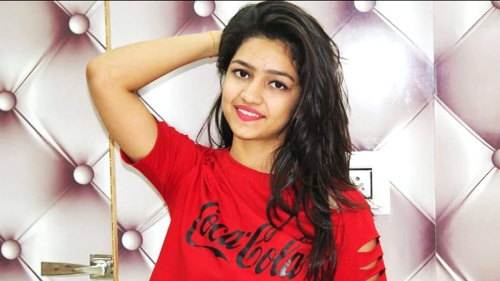 ঝাঁপ দেওয়ার আগে গুনগুন বাবাকে ফোন করেন। বলেন, ‘‘আমি নিজেকে শেষ করে দিচ্ছি। আমি চলে গেলে আমার মুখের দিকে তাকিও।’’ এর পরই তিনি বারান্দা থেকে ঝাঁপ দেন। গুনগুনের বাবা সঙ্গে সঙ্গে পুলিশে খবর দেন। পুলিশ দ্রুত ওই হোটেলে পৌঁছয়। কিন্তু তত ক্ষণে যা ঘটার ঘটে গিয়েছে। 