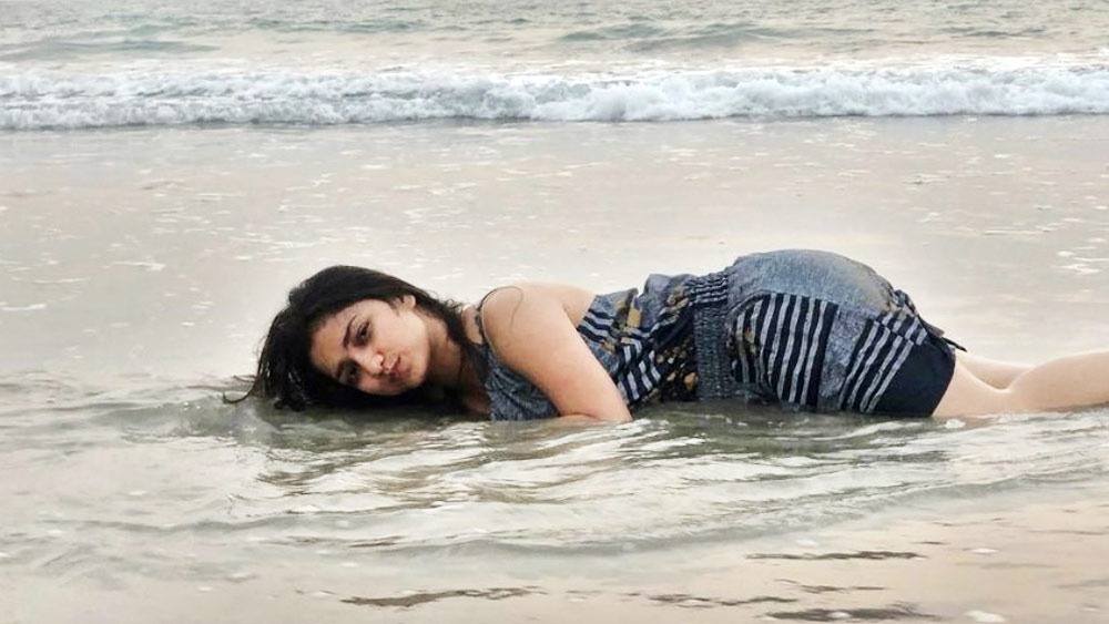 এমন তত্ত্বও উঠে আসছে, মডেলিং করার সঙ্গে সঙ্গেই তিনি কোনও চক্রে জড়িয়ে পড়েননি তো। অথবা, তাঁকে কোনও ভাবে ফাঁসিয়ে দেওয়া হয়নি তো?