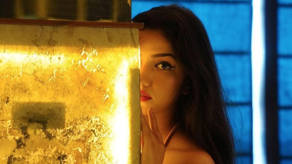 গুনগুন বিষয়টি বাড়িতে জানিয়েও ছিলেন। গুনগুনের বাবার দাবি, পরিবারে এমন কোনও সমস্যা ছিল না, যার কারণে তার মেয়ে এত বড় পদক্ষেপ করবে। যা ঘটার, তা হোটেলেই ঘটেছে।