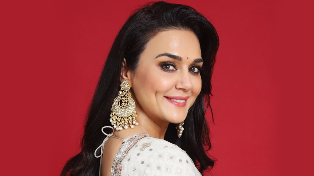 প্রীতির সাহস দেখে বাহবা দিয়েছিলেন অনেকেই। ঘটনার ১৭ বছর পর প্রীতি বলেছিলেন, ‘‘ওরা আমাকে ভয় দেখালেও ঠিকঠাক ছিলাম। কিন্তু এক সময় আমাকে গালিগালাজ করতে শুরু করেছিল। চাপের মুখে মাথা ঠান্ডা রাখতে অসুবিধা হয় না। তবে লোকে আমাকে গালিগালাজ করবে আর আমি চুপ করে বসে থাকব, সেটা অসহ্য! সৌভাগ্যের কথা যে আমার নামডাক রয়েছে। না হলে যে কী সমস্যাই হত!’’