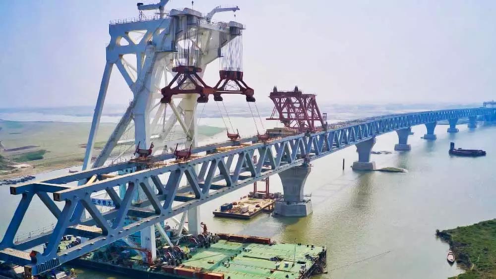 এর পর ২,৭৫৭ দিন অর্থাৎ ৬৬,১৬৮ ঘণ্টা ইঞ্জিনিয়ার, শ্রমিক এবং অন্যান্য কলাকুশলীর নিরলস প্রচেষ্টার পর তৈরি হয় এই সেতু।