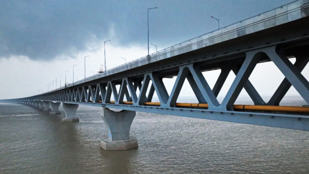 চারটি লেনের পদ্মা সেতু প্রায় ২২ মিটার চওড়া।