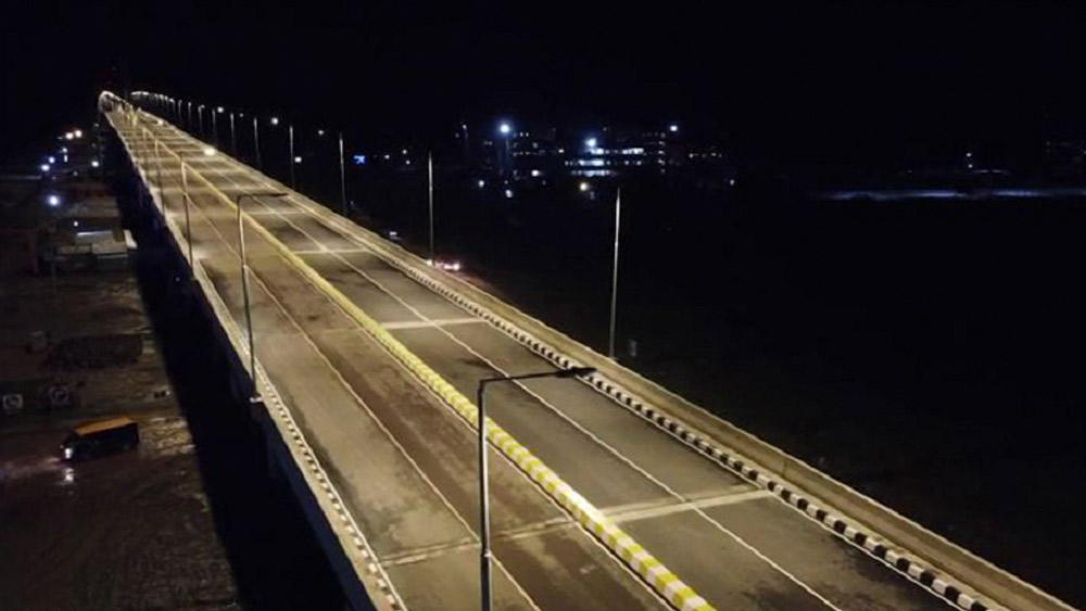 এই সেতু তৈরি করতে ২৯৪টি স্টিলের ফাঁপা থাম ব্যবহার করা হয়েছে।