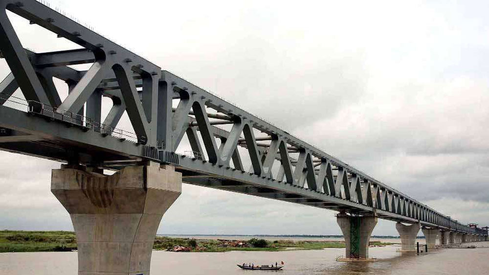 এই সেতুতে মোট ৪২টি থাম রয়েছে এবং এক একটি থামের প্রায় ৫০ হাজার টন ভার বহন করার ক্ষমতা রয়েছে।