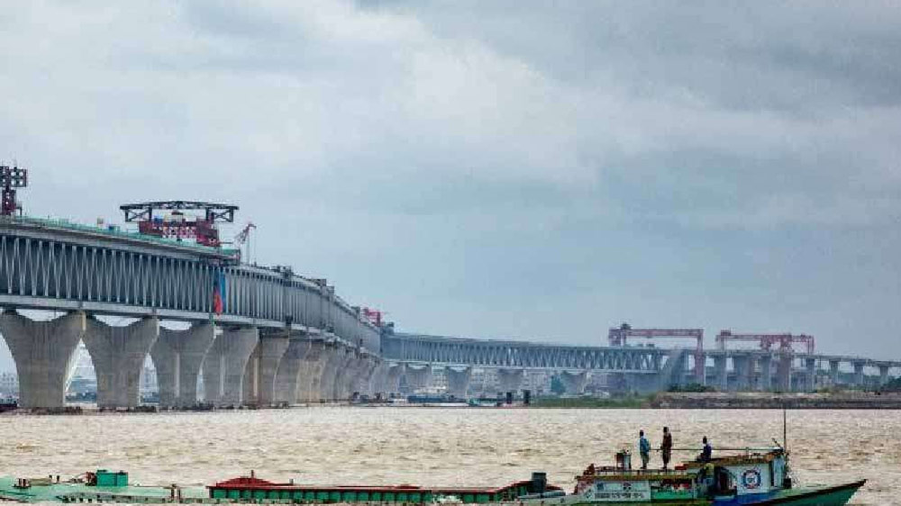 মূল সেতু এবং নদীশাসনের কাজ তদারকির দায়িত্ব দেওয়া হয়, দক্ষিণ কোরিয়ার এক্সপ্রেসওয়ে কোম্পানিকে। এ ছাড়াও বিভিন্ন দিক থেকে এই সেতু তৈরিতে অবদান রেখেছে।