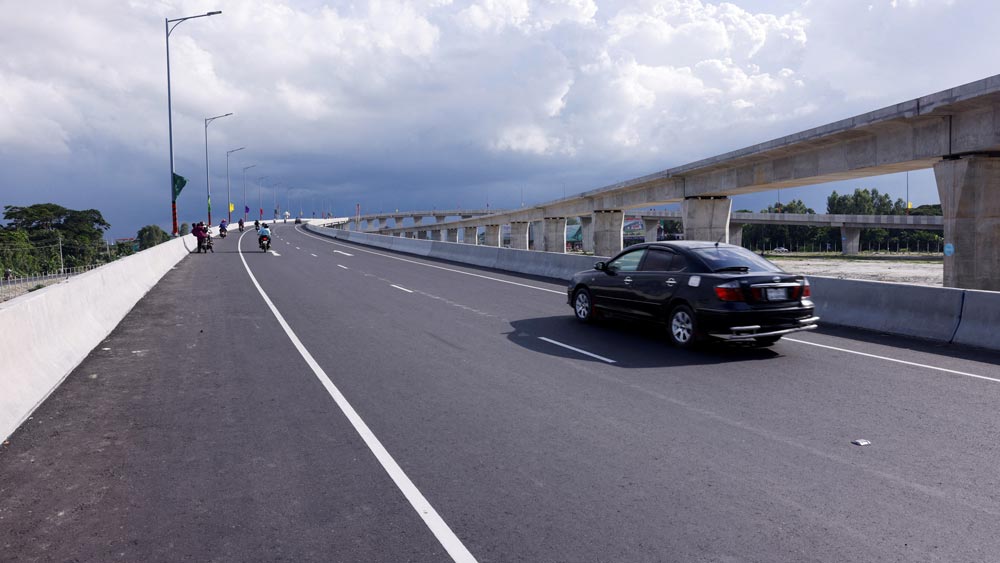 ইতিমধ্যেই একাধিক বিশ্বরেকর্ড গড়েছে পদ্মা সেতু। যার মধ্যে বিশ্বের দীর্ঘতম স্টিলের থামের ব্যবহার অন্যতম।