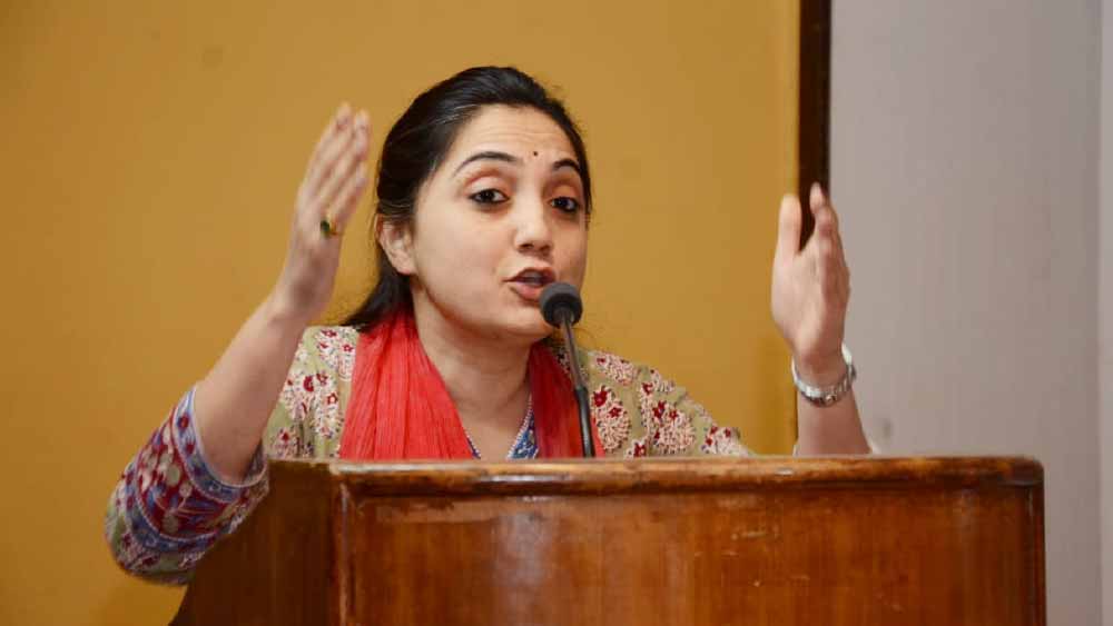 নূপুরের বিরুদ্ধে দায়ের হওয়া সমস্ত এফআইআর দিল্লিতে স্থানান্তর করার আর্জি নিয়ে সুপ্রিম কোর্টে গিয়েছিলেন নূপুর। তাঁর আইনজীবী বলেন, নূপুরকে প্রাণে মেরে ফেলার হুমকি দেওয়া হচ্ছে।