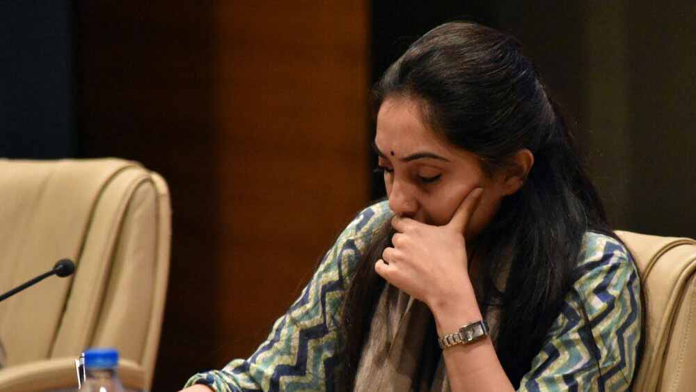 বিচারপতি বলেন, ‘‘তিনি হুমকির মুখে পড়ছেন, না কি তিনিই নিরাপত্তার জন্য ‘হুমকি’ হয়ে উঠেছেন! তিনি দেশে অশান্তির বাতাবরণ তৈরি করেছেন। আজ গোটা দেশে যা চলছে, তার পিছনে দায়ী একা এই মহিলা।’’