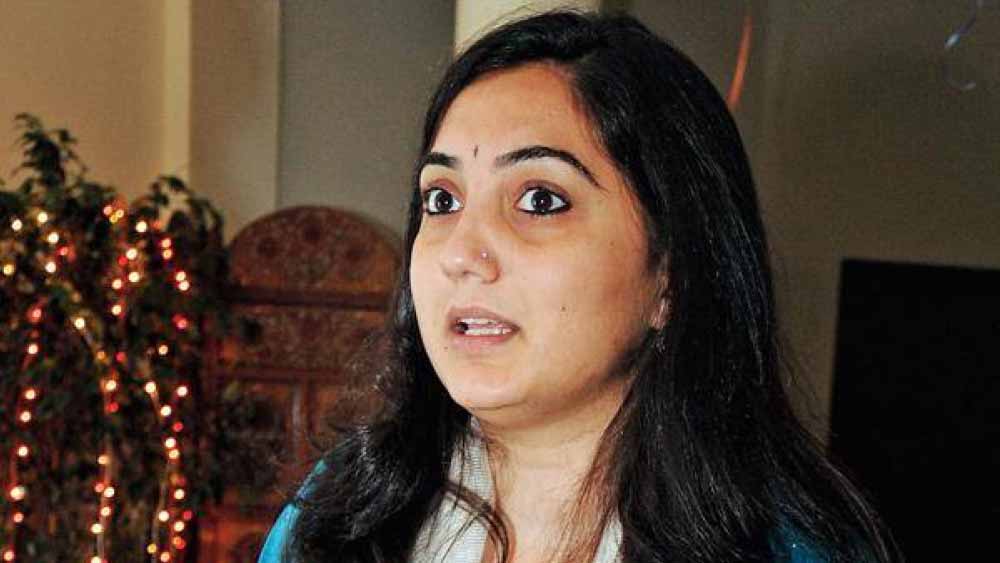 ২০০৮ সালের ৬ নভেম্বর একটি আলোচনা সভায় অংশ নিয়েছিলেন এসএআর গিলানি। এবিভিপি-র কর্মীদের নিয়ে সভাস্থলে পৌঁছন নূপুর। শুরু হয় ভাঙচুর। নূপুরকে দেখা যায়, বিভিন্ন ভাবে গিলানিকে অপদস্থ করতে। সে সময় তাঁর এক সঙ্গী গিলানির মুখে থুতু ছেটান।