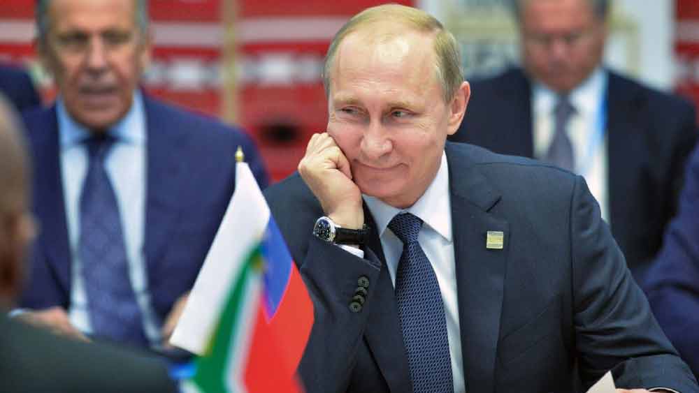 ইউক্রেন হামলার পর ভ্লাদিমির পুতিনকে ‘শিক্ষা দিতে’ রাশিয়াকে ‘ভাতে মারা’র পরিকল্পনা করেছিলেন আমেরিকার প্রেসিডেন্ট জো বাইডেন-সহ অন্য শক্তিশালী দেশের রাষ্ট্রপ্রধানেরা। সেই ‘ফন্দি’ মুখ থুবড়ে পড়েছে বলেই দাবি একাধিক আন্তর্জাতিক সংবাদসংস্থার।