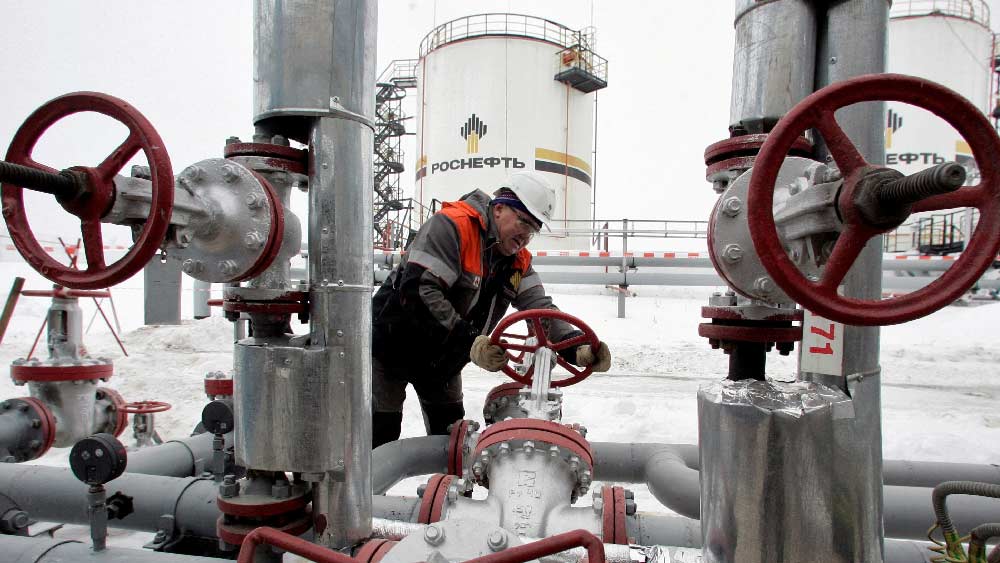 তবে এই রফতানি হওয়া জ্বালানির অর্ধেকের বেশিই ‘কালো সোনা’ অর্থাৎ অপরিশোধিত তেল। বিশেষজ্ঞরা বলছেন, ইউক্রেন হামলার দিন কয়েক আগে থেকেই তেলসঙ্কট চলছিল বহু দেশে। রাশিয়ার অপরিশোধিত তেলের চাহিদা বৃদ্ধির একটি কারণ সেটিও হতে পারে।