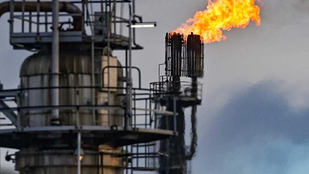 ইউক্রেন আক্রমণের পরের ১০০ দিনে রাশিয়ার জীবাশ্ম জ্বালানি রফতানির ৬১ শতাংশও হয়েছে ইউরোপীয় ইউনিয়নের দেশেই।