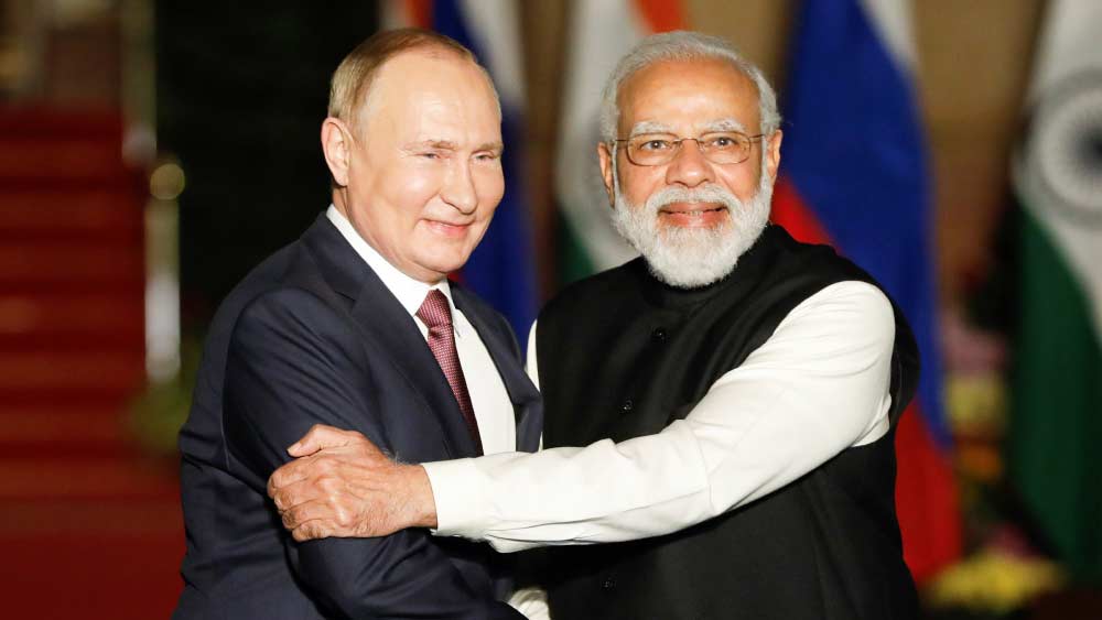 যুদ্ধের এবং তৎপরবর্তী নিষেধাজ্ঞার পর রাশিয়া থেকে আমদানি সবচেয়ে বেশি বাড়িয়েছে ভারতই। যুদ্ধের পরের ১০০ দিনে রাশিয়ার মোট রফতানি করা তেলের ১৮ শতাংশই পাঠানো হয়েছে ভারতে।