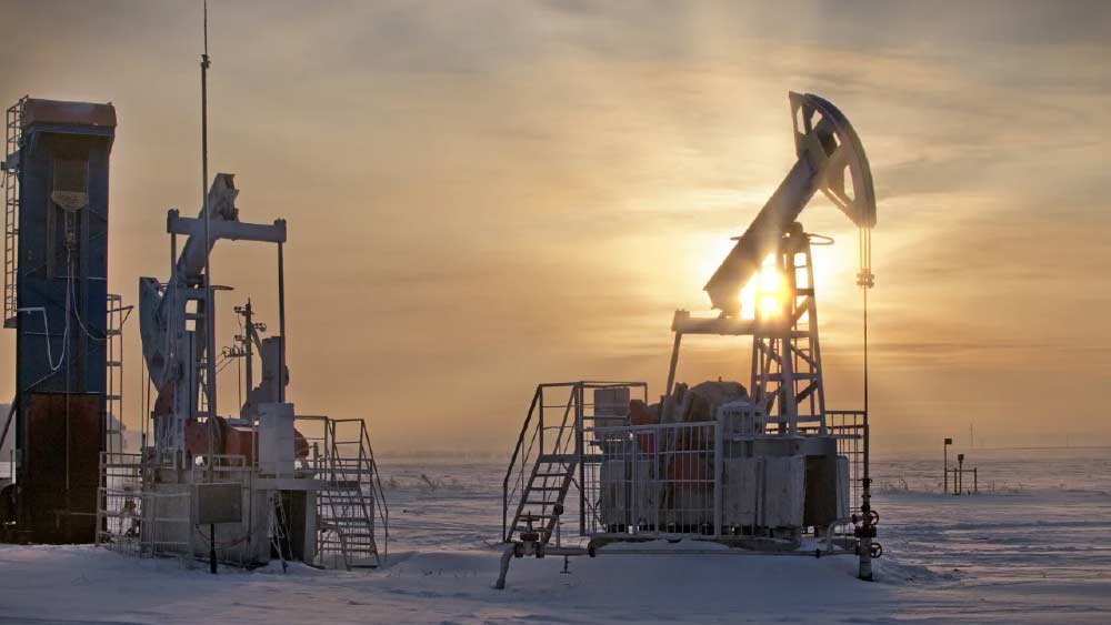 সূত্রের খবর, খুব শীঘ্রই রাশিয়া থেকে তেল আমদানির ব্যাপারে নিষেধাজ্ঞা জারি করতে চলেছে ইউরোপীয় ইউনিয়নও। সে ক্ষেত্রে রাশিয়া থেকে আমদানি করা ৯০ শতাংশ তেলের উপর এই নিষেধাজ্ঞা কার্যকর হবে।