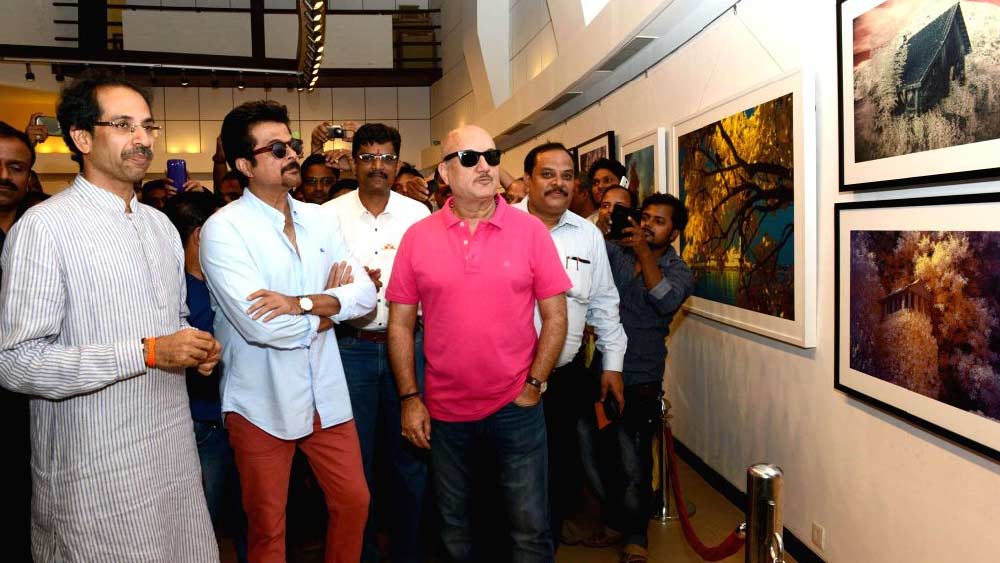 উদ্ধব ২০০৪ সালে জাহাঙ্গির আর্ট গ্যালারিতে মহারাষ্ট্রের বিভিন্ন দুর্গের ছবির প্রদর্শনী করেছিলেন। এ ছাড়াও তিনি ছবির সংকলন নিয়ে ‘মহারাষ্ট্র দেশ’ এবং ‘পাহাব বিঠল’ নামে দু’টি বইও প্রকাশ করেন।