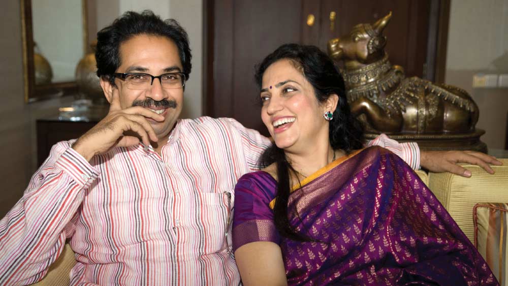 উদ্ধবের স্ত্রী রশ্মি ঠাকরে। তিনি ভারতীয় জীবনবিমা নিগমের কর্মী ছিলেন। উদ্ধবের খুড়তুতো ভাই রাজ ঠাকরে। রাজের বোন জয়বন্তীর বন্ধু হওয়ার সূত্রেই উদ্ধবের সঙ্গে রশ্মির পরিচয়।  ১৯৮৯ সালে  উদ্ধব-রশ্মির বিয়ে। তাঁদের দুই পুত্র আদিত্য এবং তেজস।