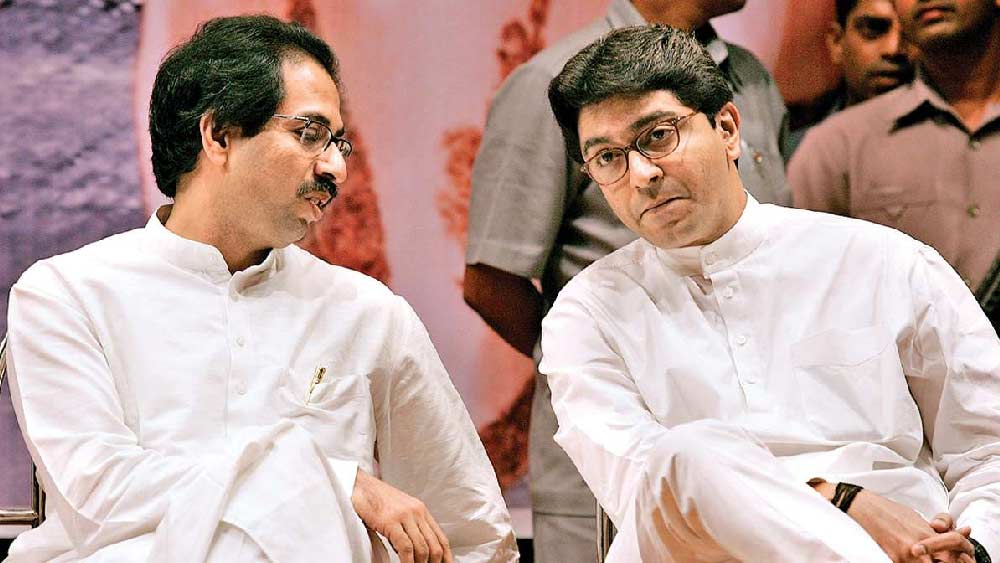 বালাসাহেবের রাজনৈতিক উত্তরাধিকারী রাজই হবেন বলে প্রত্যাশিত ছিল। কিন্তু মতানৈক্যের কারণে রাজ একটি নতুন রাজনৈতিক দল গড়েন। জেঠুর দল ছেড়ে বেরিয়ে যান। এর পরই বিজ্ঞাপন ব্যবসা গুটিয়ে রাজনীতির কারবারি হতে হয় উদ্ধবকে।