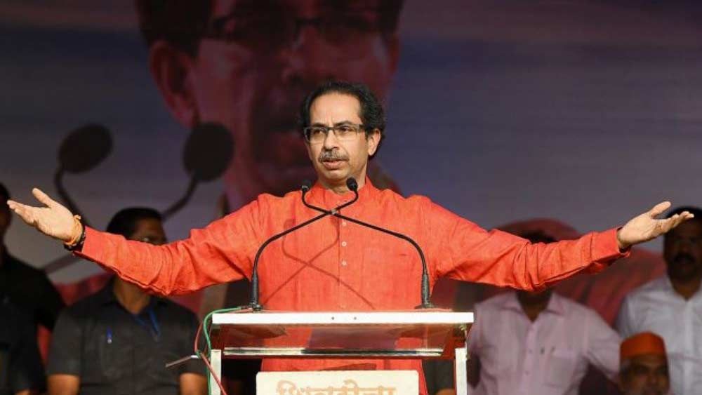 একনাথ শিন্ডে, বিদ্রোহী বিধায়কদের নিয়ে চলে গেলেও উদ্ধব তার বাবা বালাসাহেবের মতো এই সঙ্কট মোকাবিলা করতে পারেননি। তিনি কেবল তাঁদের ফিরে আসার অনুরোধ করাছিলেন মাত্র। এবং পদত্যাগ করে মুখ্যমন্ত্রীর বাংলো ছেড়ে মাতোশ্রীতে ফিরে যান।