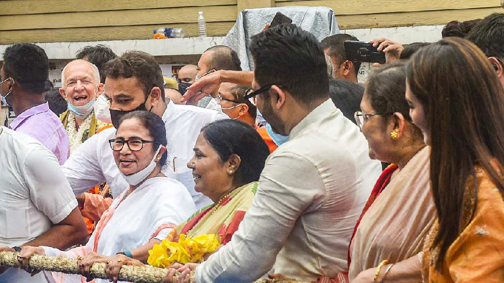 নুসরতের সঙ্গে রথ টানতে দেখা গিয়েছে সোহম চক্রবর্তীকেও।