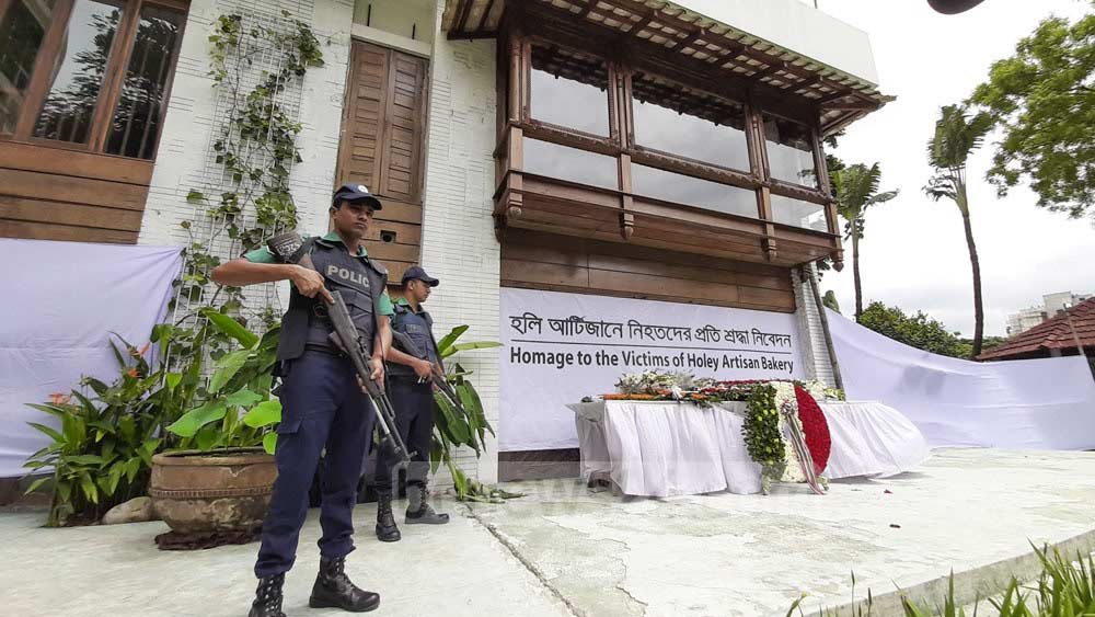 ছ’বছর আগে এই দিনেই বাংলাদেশের গুলশানের হোলি আর্টিজান বেকারিতে হামলা করেছিল জঙ্গিরা। আতঙ্কের সেই কয়েক ঘণ্টা, একের পর এক গুলি আর বিস্ফোরণের শব্দ, একটি একটি করে আসা মৃত্যু সংবাদ আর চরম আতঙ্কের অপেক্ষা— এমন অভিজ্ঞতা বাংলাদেশবাসীর আগে কখনও হয়নি। 