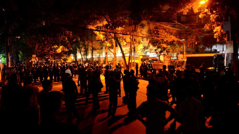 সে দিন সন্ধে আটটা ৪৫ মিনিট নাগাদ ঢাকার গুলশানের স্প্যানিশ রেস্তরাঁ হোলি আর্টিজানে তখন বিদেশি অতিথিদের ভিড়। হালকা গুঞ্জনের শব্দ ভেদ করে হঠাৎ শোনা গেল চিৎকার ‘আল্লাহু আকবর’। কিছু বুঝে ওঠার আগেই পণবন্দি হলেন অতিথিরা। মুহূর্তে ছড়িয়ে পড়ল খবর। 