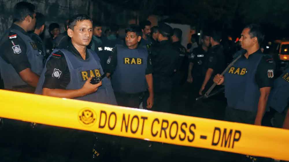 রাত সাড়ে দশটা নাগাদ আসতে শুরু করে ছবি। হোলি আর্টিজানের রক্তাক্ত মেঝের। তার কিছুক্ষণ আগেই ভিতর থেকে বিস্ফোরণ আর গুলির শব্দ বাইরে এসেছে। জঙ্গিদের সঙ্গে গুলি সংঘর্ষে মারা গিয়েছেন ঢাকা মহানগর ডিবির সহকারী কমিশনার রবিউল করিম এবং বনানী থানার ওসি সালাহউদ্দিন।