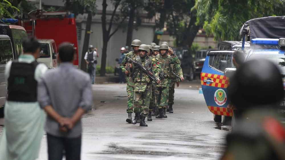 কী ভাবে হামলা চালানো হবে তার পরিকল্পনা সাজিয়েছিলেন যিনি, তিনি বাংলাদেশেরই মানুষ। ছোটবেলায় কানাডায় চলে গিয়েছিলেন। সেখানকারই নাগরিক। তবে এই হামলার ঠিক আড়াই বছর আগে আবার বাংলাদেশেই ফিরে আসেন। তাঁর নাম তামিম চৌধুরী। 