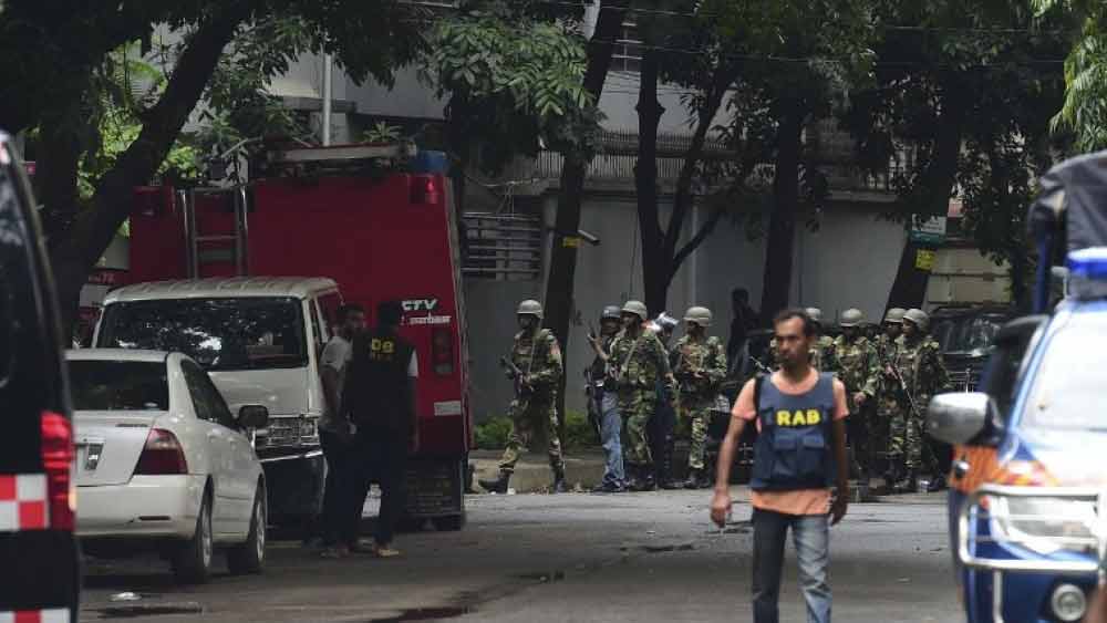 ওই অভিযান চালিয়ে এ যাবৎ দু’হাজার ৪১০ জনকে গ্রেফতারও করেছে আইনশৃঙ্খলা রক্ষীবাহিনী। যার মধ্যে শুধু র‌্যাবের হাতেই গ্রেফতার হয়েছেন এক হাজার ৬৭৮ জন।